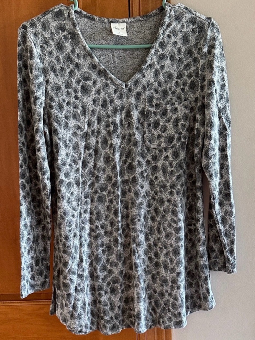 Soma Gray Leopard Animal Print Cozy Knit V-Neck Tunic Pajama Top S 🩶